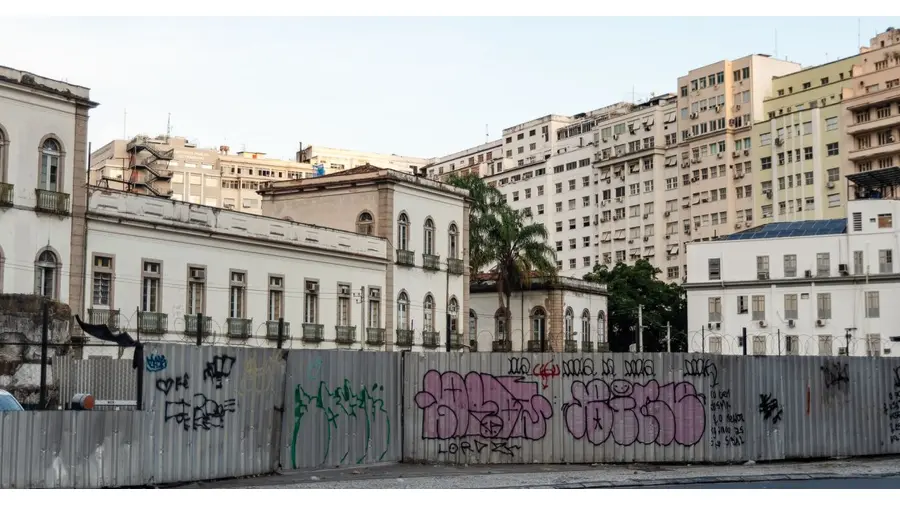 Demolição planejada no Bairro Auxiliadora, Porto Alegre, com preparação técnica da área