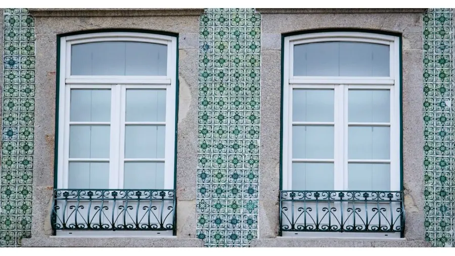 Instalação e troca de azulejos em ambiente residencial com preparo da base